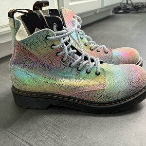 Dr. Martens Youth
1460 Rainbow Glitter boots.